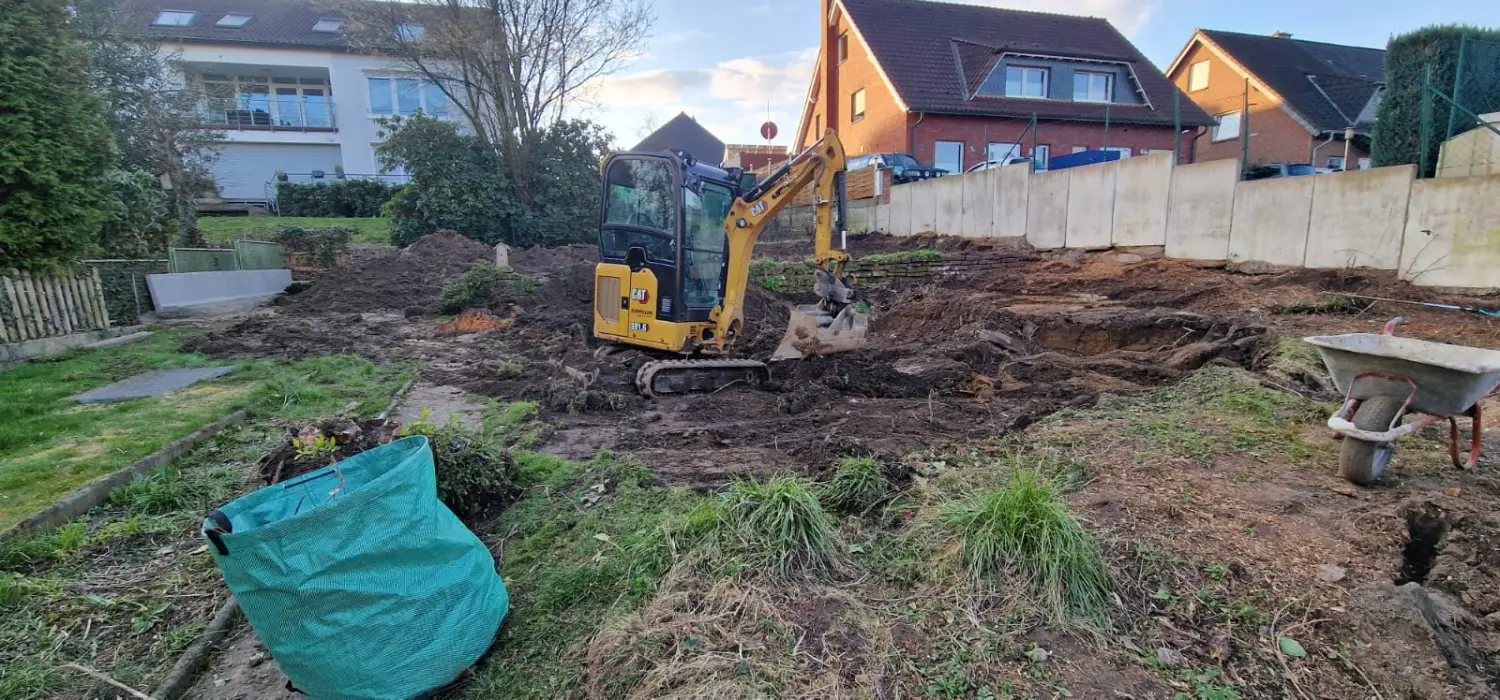 Projektbau Tysiak, Bagger auf der Baustelle 