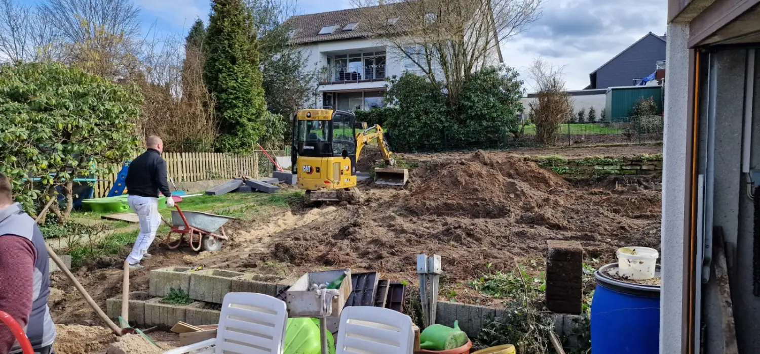 Projektbau Tysiak, Bagger auf der Baustelle 