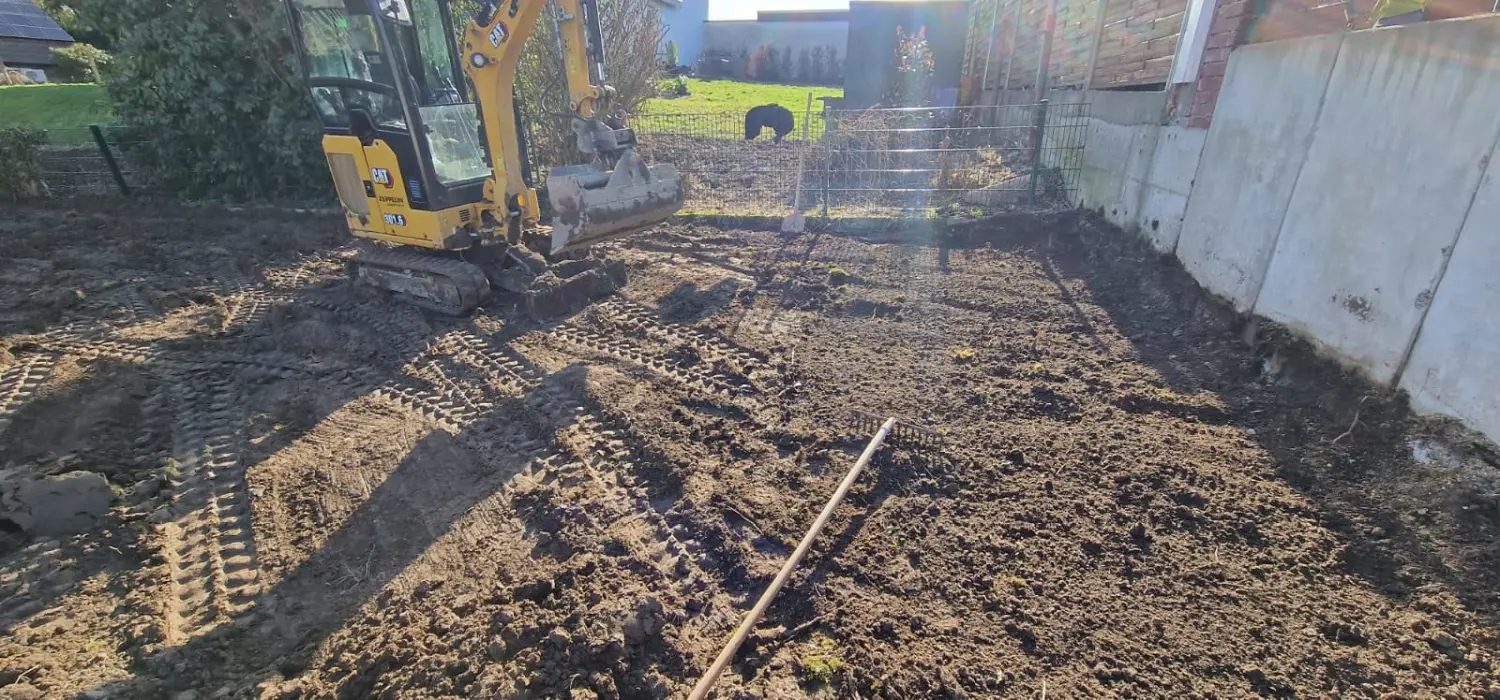 Projektbau Tysiak, Bagger auf der Baustelle 