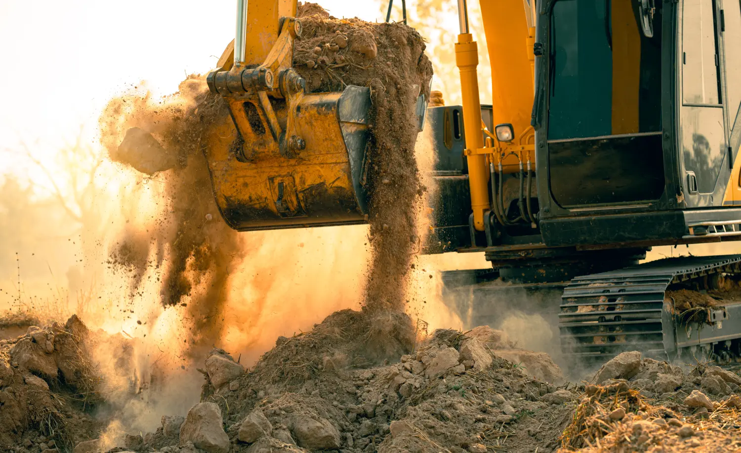 Nahaufnahme eines Baggers auf einer Baustelle. Bagger gräbt Erde für Erdarbeiten und Bauunternehmen.