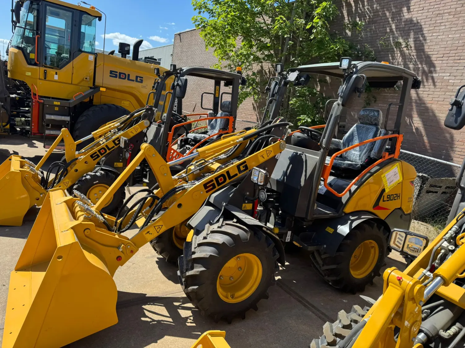 Verlegung von grauen Betonplatten in Haus, Hof, Einfahrt, Terrasse